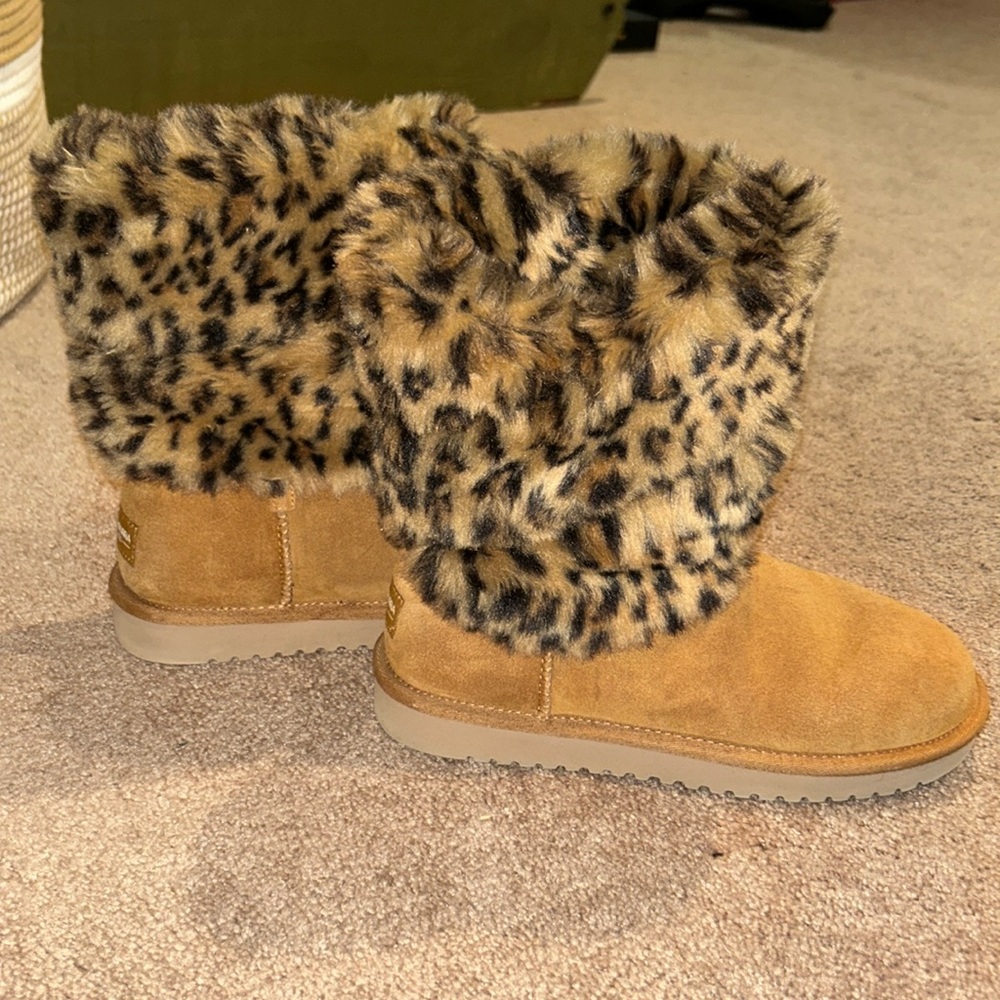 Leopard koolabura by Ugg boots. Worn once